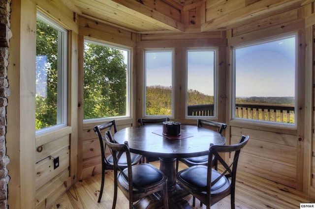 943 Crooked Ridge Rd, Gatlinburg, TN 37738