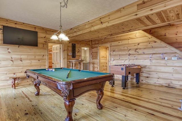 943 Crooked Ridge Rd, Gatlinburg, TN 37738