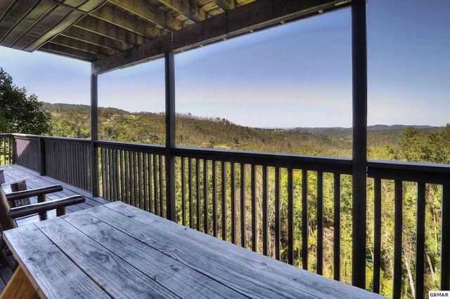 943 Crooked Ridge Rd, Gatlinburg, TN 37738