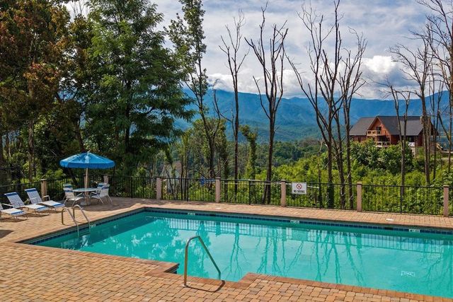 943 Crooked Ridge Rd, Gatlinburg, TN 37738