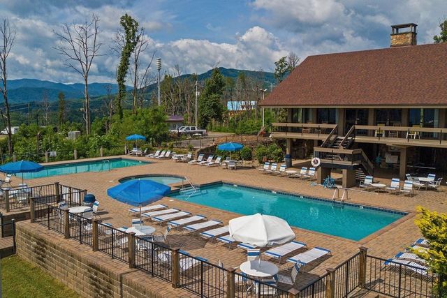 943 Crooked Ridge Rd, Gatlinburg, TN 37738