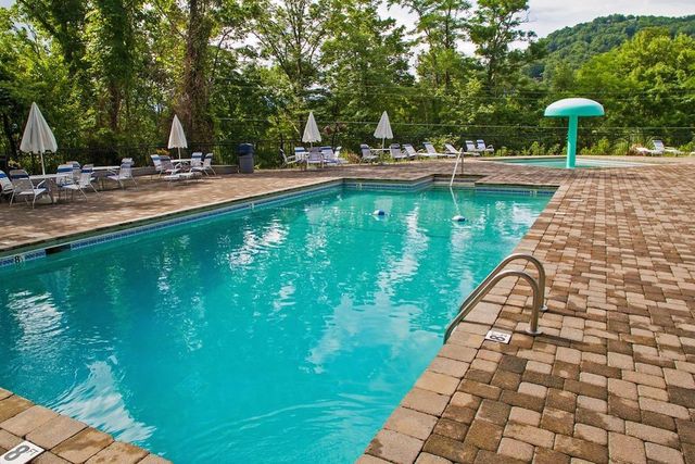 943 Crooked Ridge Rd, Gatlinburg, TN 37738