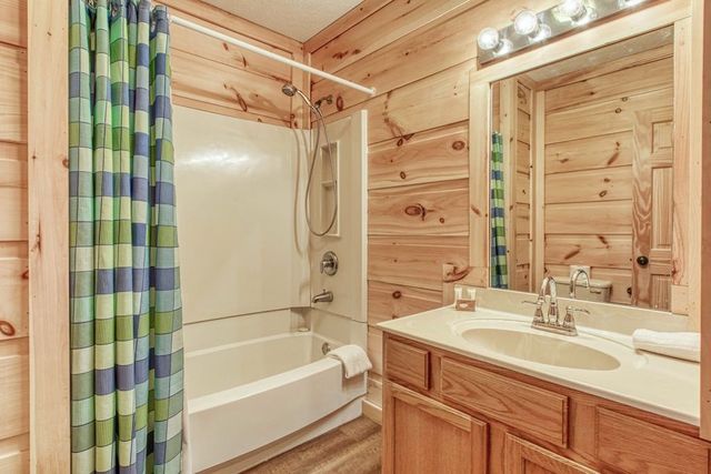 943 Crooked Ridge Rd, Gatlinburg, TN 37738