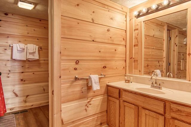 943 Crooked Ridge Rd, Gatlinburg, TN 37738