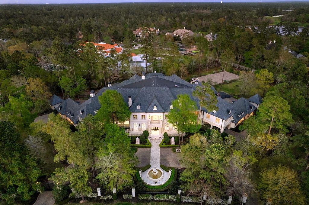 88 W Grand Regency Circle, The Woodlands, TX 77382