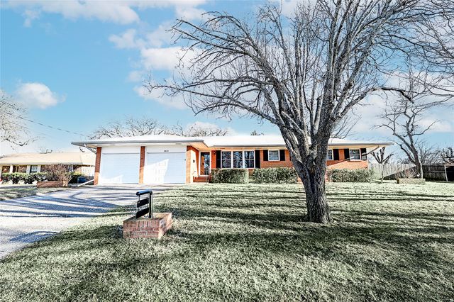 1403 Hulme Street, Bowie, TX 76230