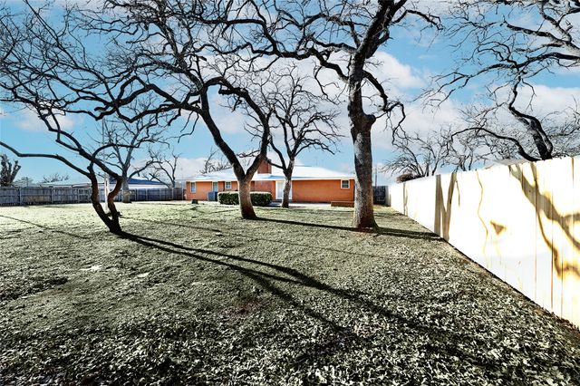 1403 Hulme Street, Bowie, TX 76230