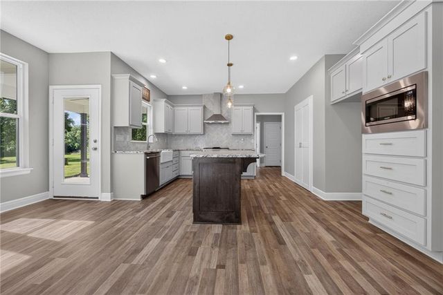 20194 207th Street, Tonganoxie, KS 66086
