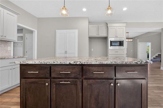 20194 207th Street, Tonganoxie, KS 66086