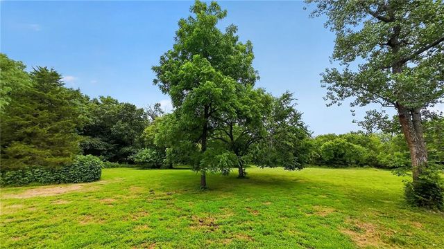 20194 207th Street, Tonganoxie, KS 66086