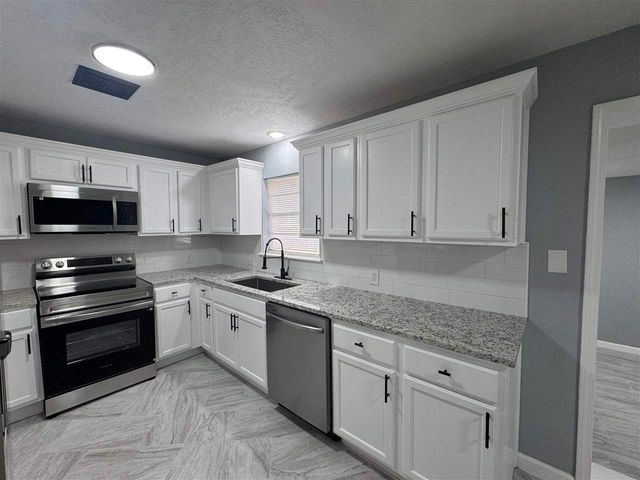 4825 NW Hoover Ave, Lawton, OK 73505