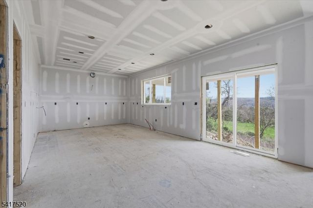 6 Spring Ct, Lopatcong Twp., NJ 08865