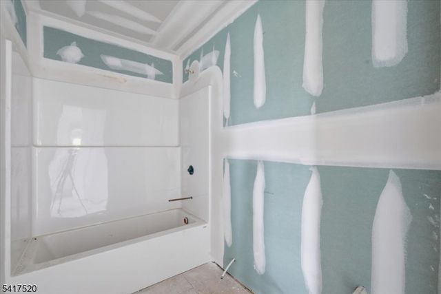 6 Spring Ct, Lopatcong Twp., NJ 08865