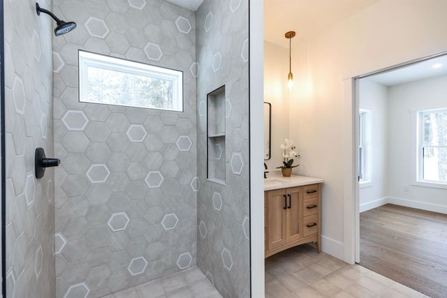 27 Beaver Lane, Bedford, NH 03110