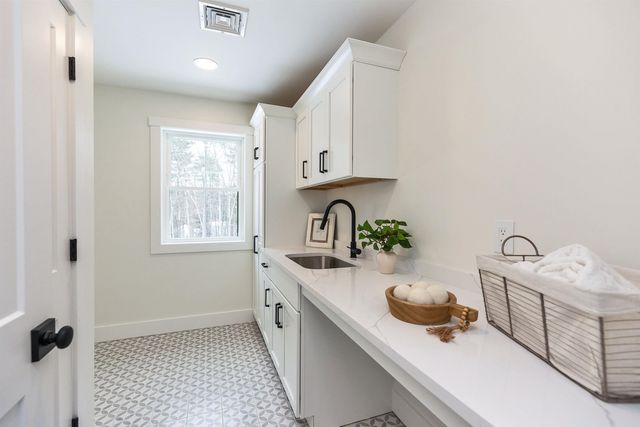 27 Beaver Lane, Bedford, NH 03110