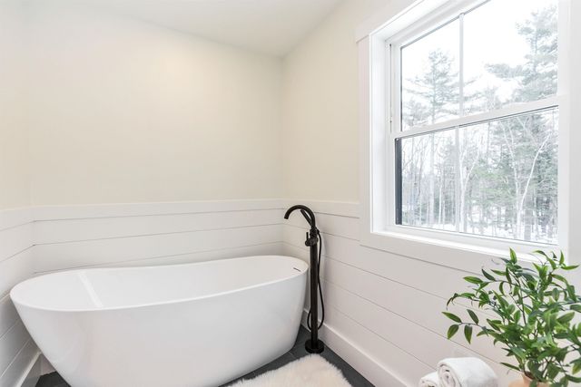 27 Beaver Lane, Bedford, NH 03110