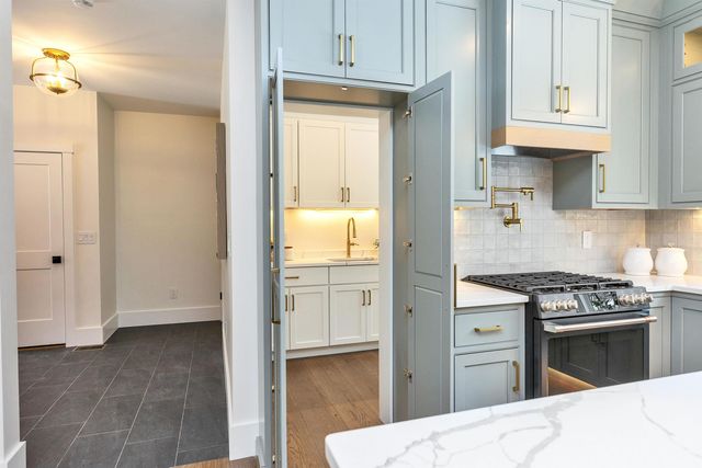 27 Beaver Lane, Bedford, NH 03110