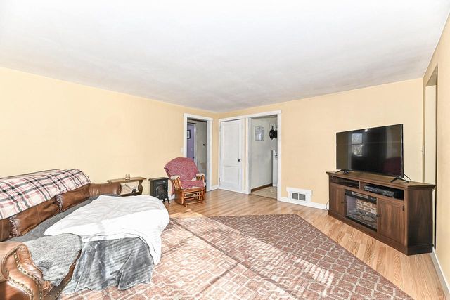 S77W15886 Woods ROAD, Muskego, WI 53150