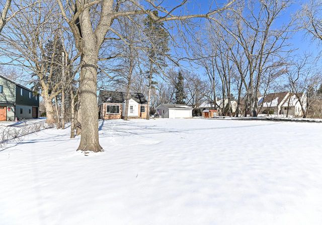 S77W15886 Woods ROAD, Muskego, WI 53150