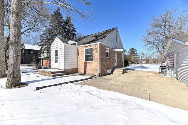 S77W15886 Woods ROAD, Muskego, WI 53150