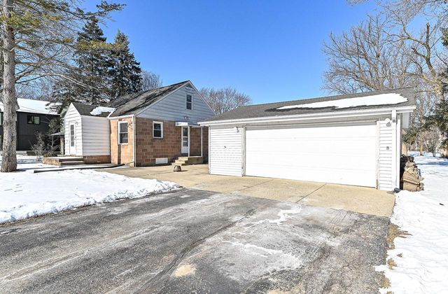 S77W15886 Woods ROAD, Muskego, WI 53150