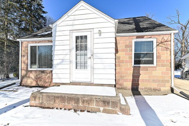 S77W15886 Woods ROAD, Muskego, WI 53150