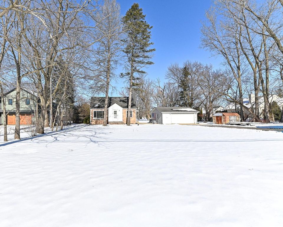 S77W15886 Woods ROAD, Muskego, WI 53150