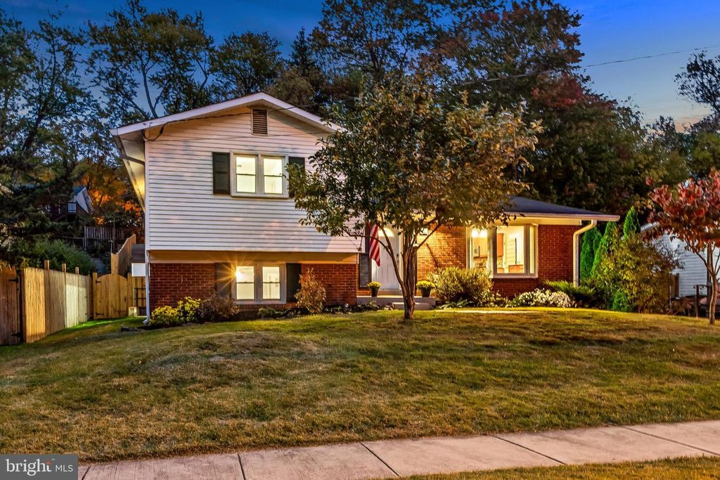 812 CABIN JOHN PKWY, Rockville, MD 20852