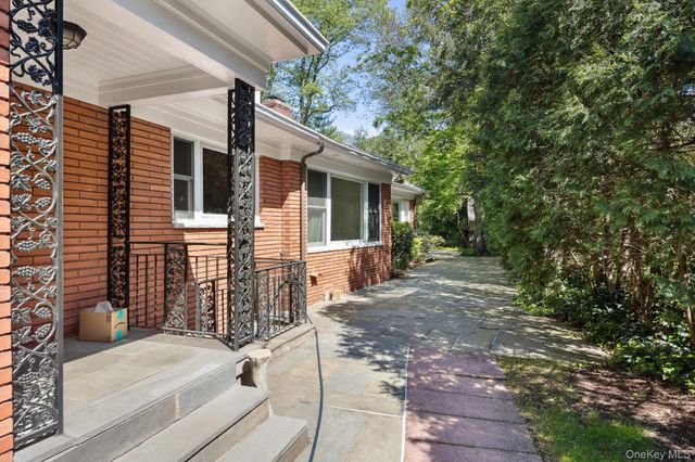 28 Paddington Road, Scarsdale, NY 10583