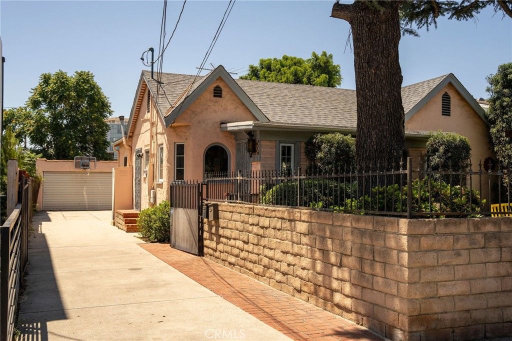 Image 33 of property listing at 11318 Martha, North Hollywood, CA 91601