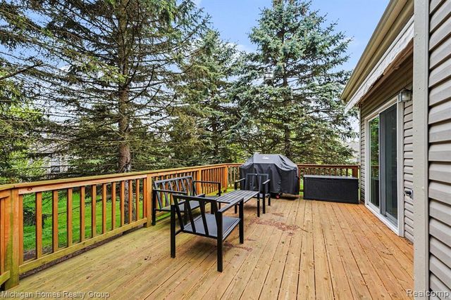 2070 S Red Maple Lane 106, Commerce Twp, MI 48390