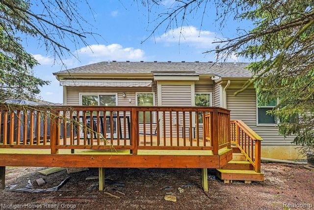 2070 S Red Maple Lane 106, Commerce Twp, MI 48390