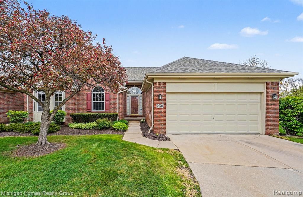 2070 S Red Maple Lane 106, Commerce Twp, MI 48390