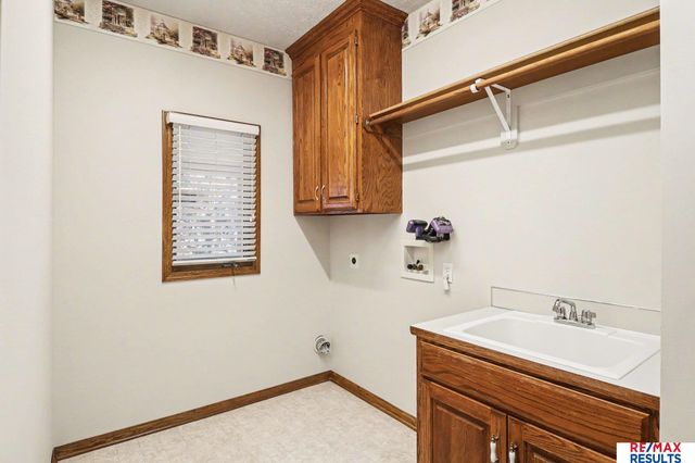 8126 S 93 Street, La Vista, NE 68128