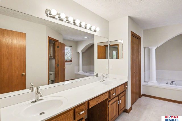 8126 S 93 Street, La Vista, NE 68128