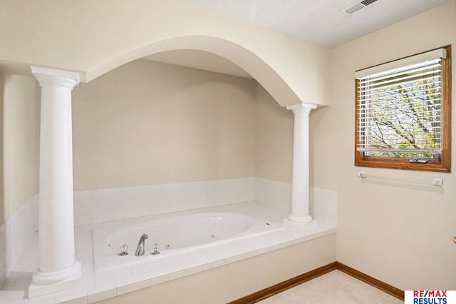 8126 S 93 Street, La Vista, NE 68128