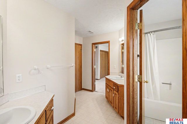8126 S 93 Street, La Vista, NE 68128