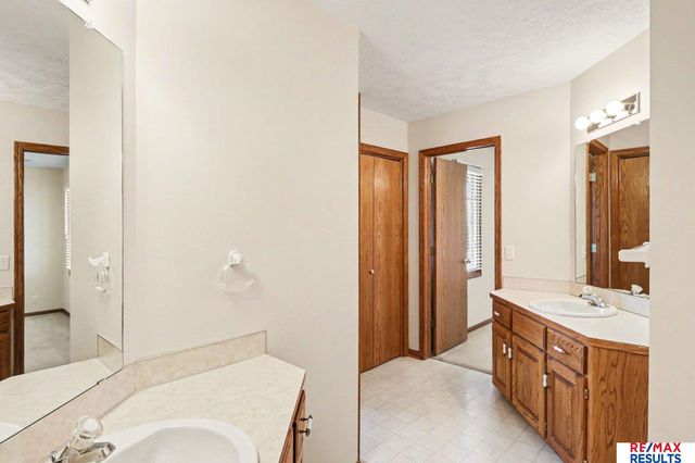 8126 S 93 Street, La Vista, NE 68128