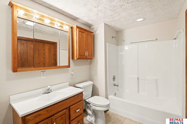 8126 S 93 Street, La Vista, NE 68128