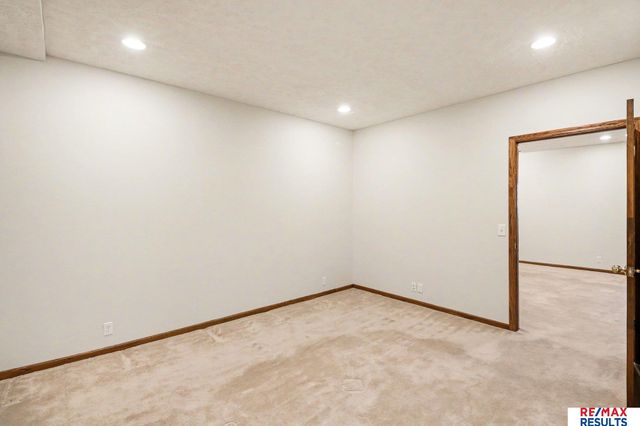 8126 S 93 Street, La Vista, NE 68128