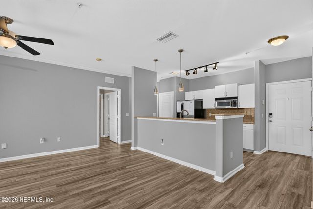 8290 GATE Parkway W 817, Jacksonville, FL 32216
