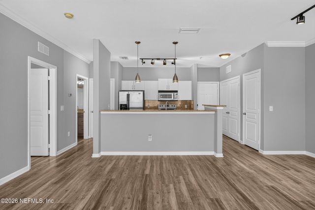 8290 GATE Parkway W 817, Jacksonville, FL 32216