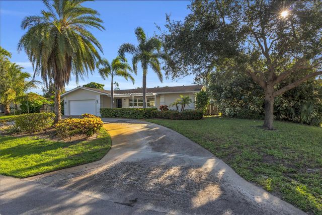 40 Pinetree Place, Tequesta, FL 33469