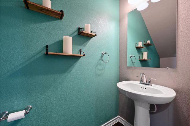 160 Thornless CIR, Buda, TX 78610