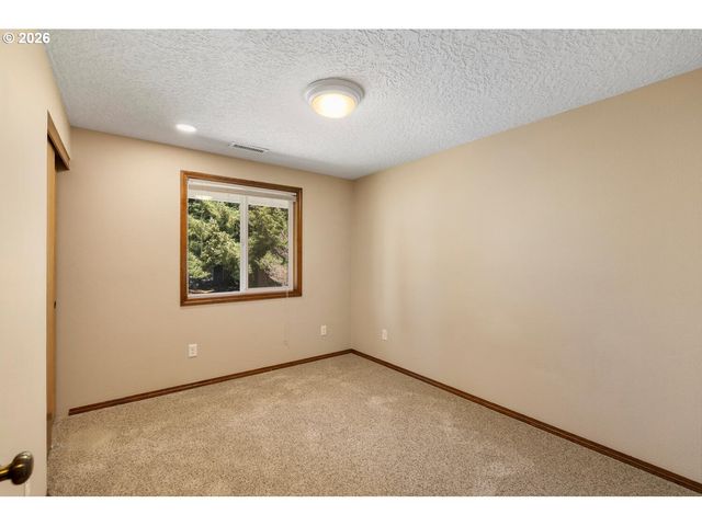 9301 Ne PINECREEK St, Vancouver, WA 98664