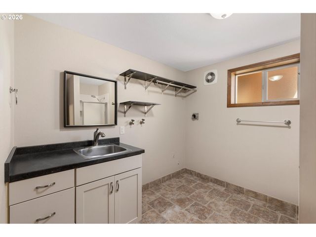 9301 Ne PINECREEK St, Vancouver, WA 98664