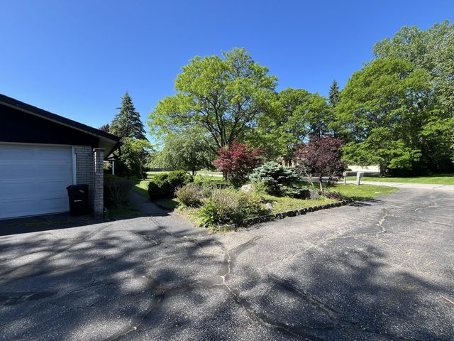29360 Woodhaven Lane, Southfield City, MI 48076