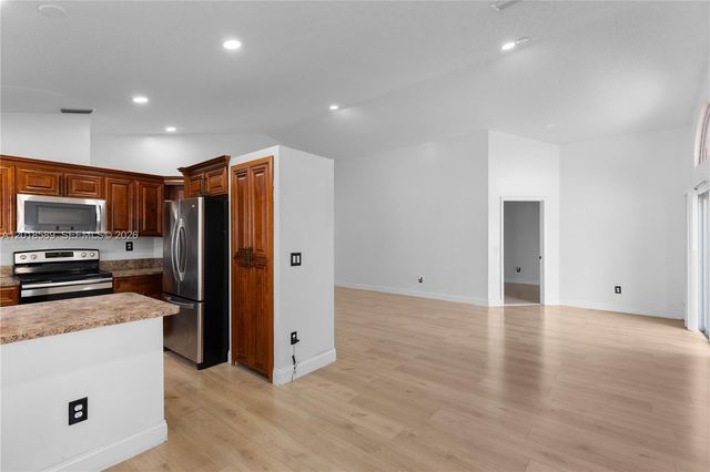 1035 W Jasmine Ln, North Lauderdale, FL 33068