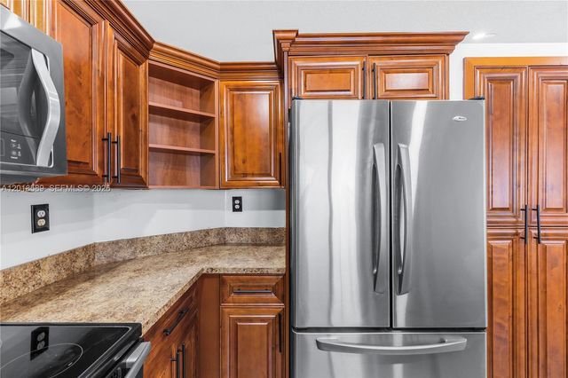 1035 W Jasmine Ln, North Lauderdale, FL 33068