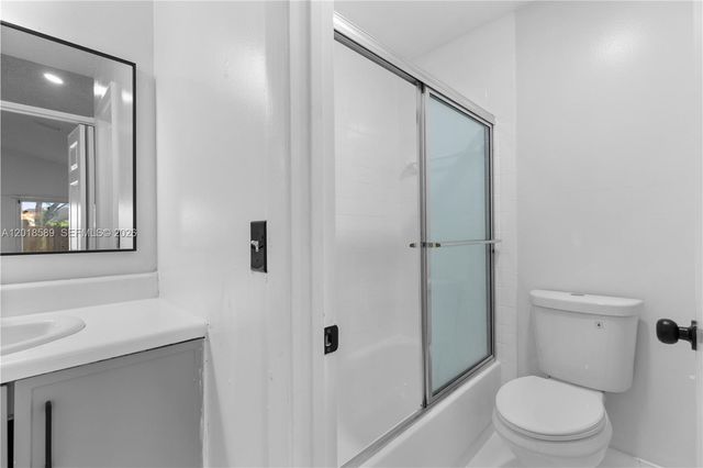 1035 W Jasmine Ln, North Lauderdale, FL 33068